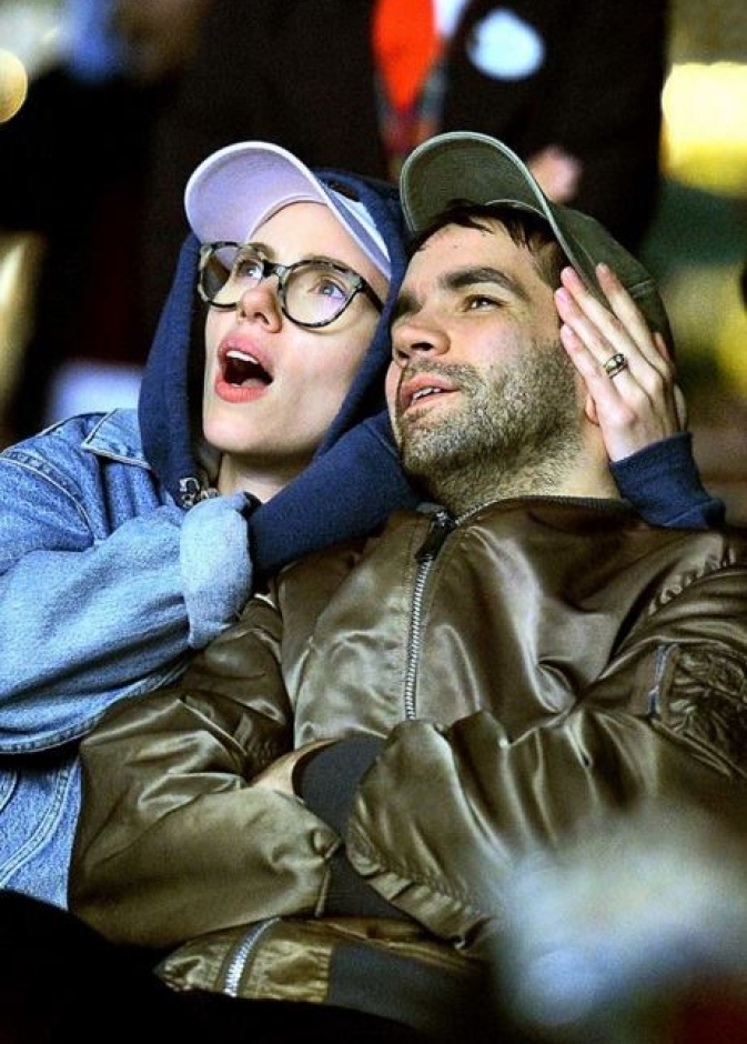 الزوجان سكارليت جوهانسون ورومان دورياك و اندهاش طفولي أثناء مشاهدة الألعاب النارية في مدينة ديزني