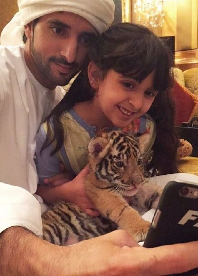 فزاع في سيلفي مع ابنة اخته الشيخة شيمة آل خليفة و نمره الصغير!