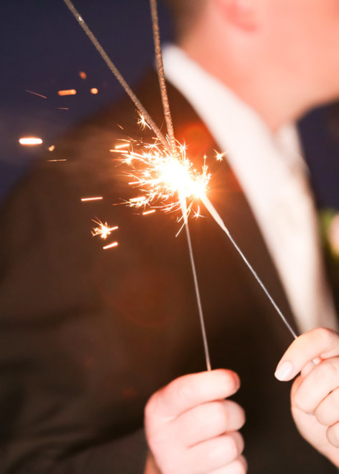 استخدام الألعاب النارية الصغيرة التي تعرف باسم المشررة Sparklers
