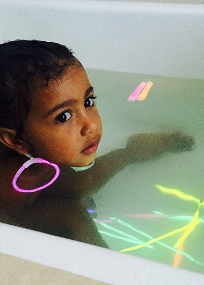 نورث ويست تستمتع بأخذ حمام دافئ مع العصا المضيئة بعد رحلة سفر مع والديها