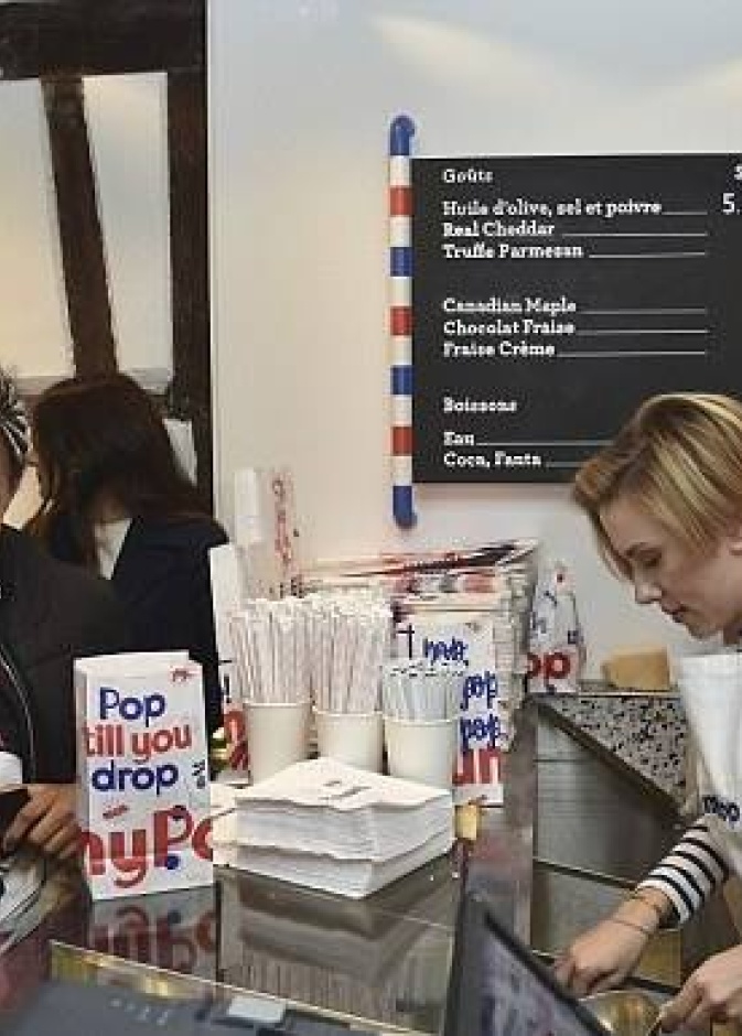 سكارليت جوهانسون توزع بنفسها الـ بوب كورن خلال افتتاح متجر خاص في باريس