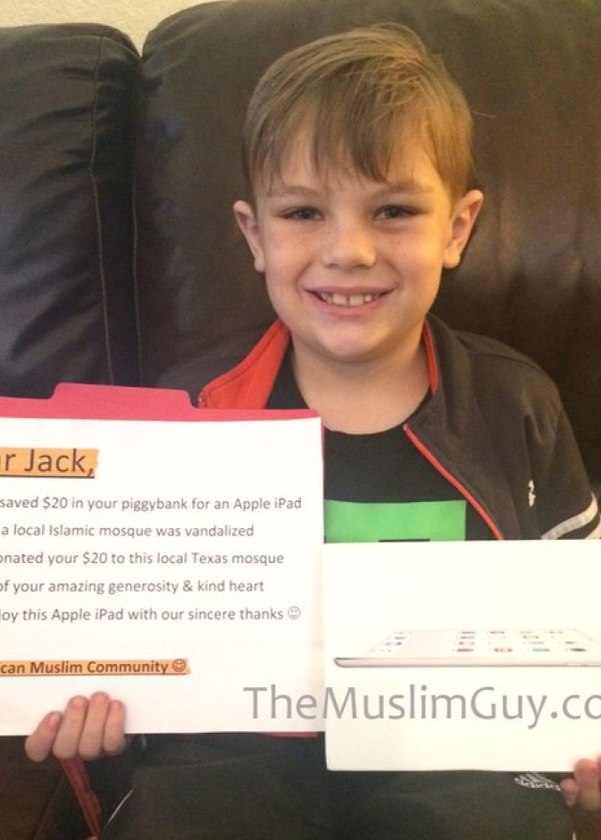 بالصور: طفل أمريكي يتبرع بمصروفه لترميم مسجد تعرض للتخريب