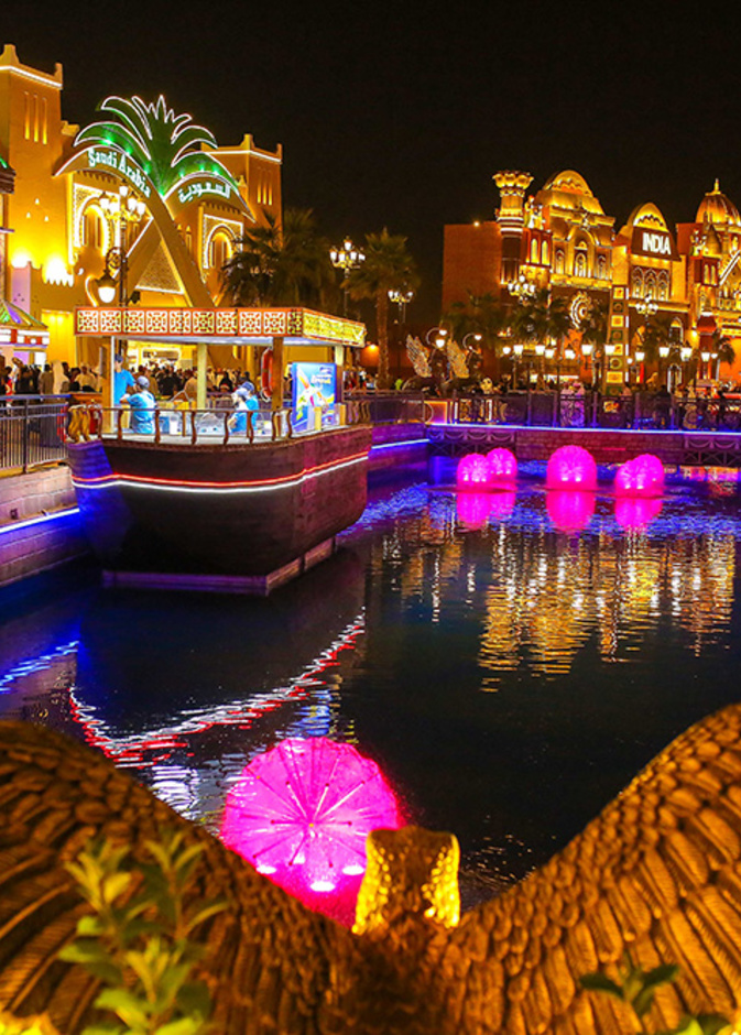 7 عروض للألعاب النارية في القرية العالمية في رأس السنة