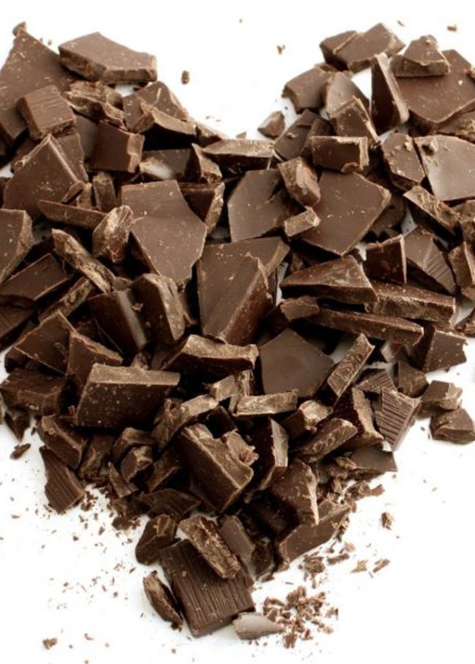 الشوكولاتة الخام وليس المعالجة كيمائياً تساعد بعلاج تسوس الأسنان