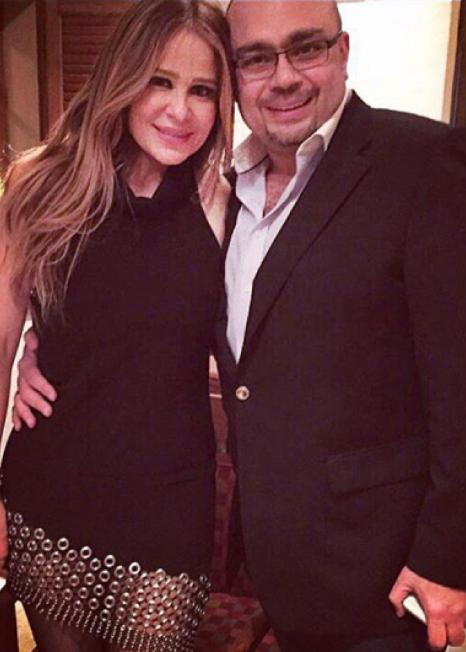 كارول وزوجها خلال سهرة العشاء