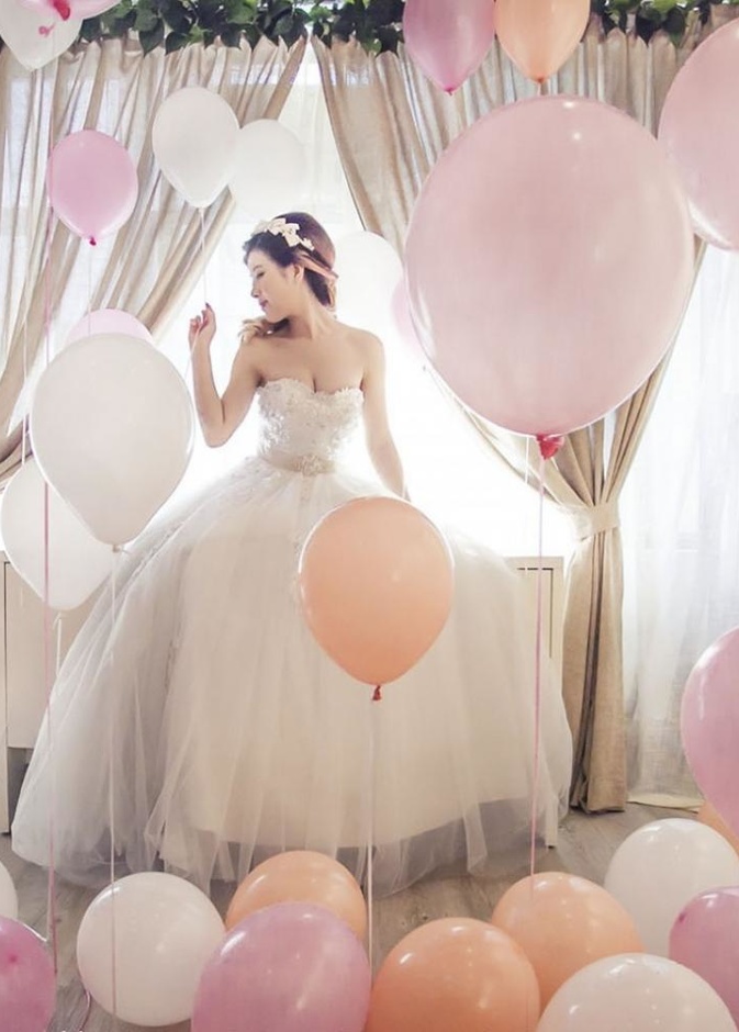 بالونات روز وعاجي وبيضاء