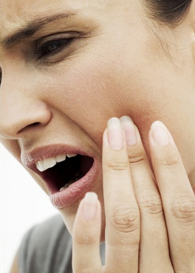 معاناة مريضة مع الم الاسنان