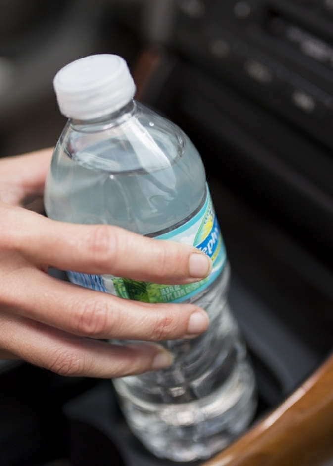 احذر من وضع قارورة الماء في السيارة 
