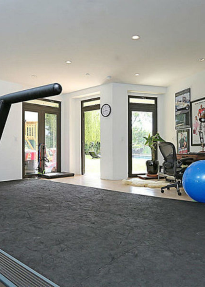 صالة الجيم مع بوسترات على الجدران