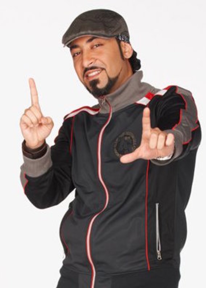 قصي خضر في اسلوب كاجوال مع اكسسوار الرأس