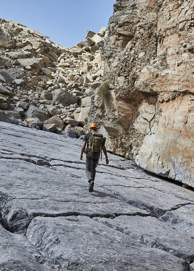 افتتاح أول "مخيم بير جريلز للمستكشفين" بالعالم على أعلى قمة جبلية في الإمارات