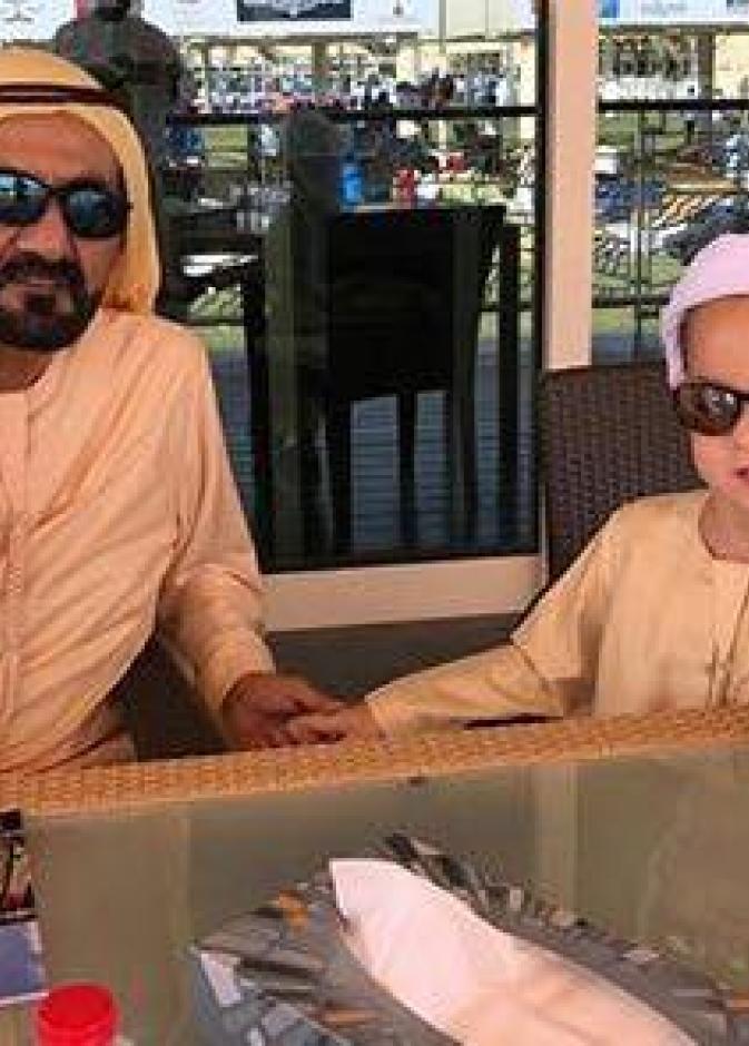 الشيخ محمد بن راشد بصحبة ابنه زايد خلال سباقات القدرة صباح اليوم