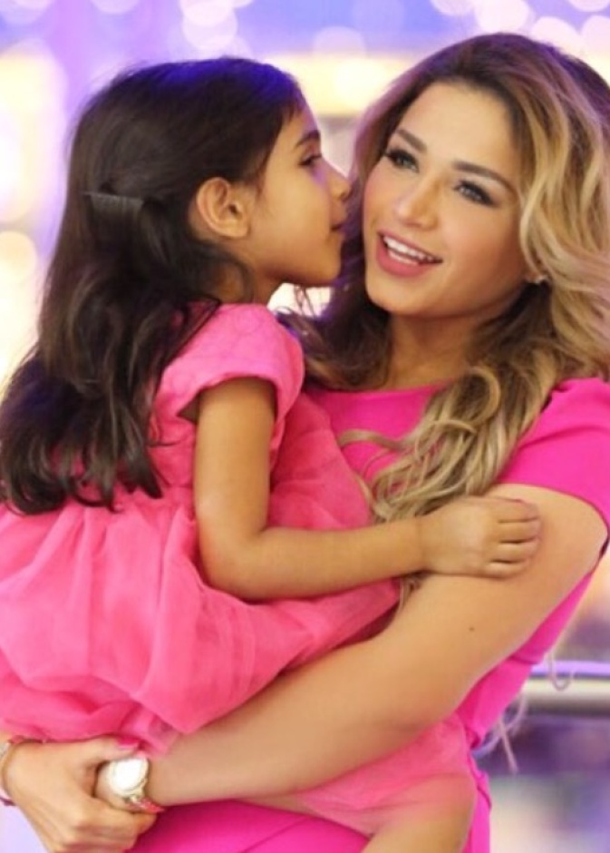 نهى مع إبنتها ببوشي