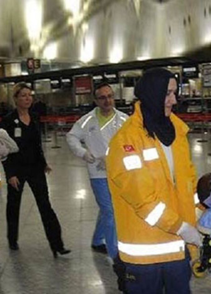 الفريق الاسعافي ينقل الطفل المتوفي