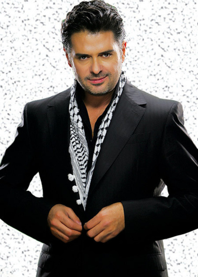 أضاف راغب علامة لمسات شرقية لاطلالاته الأنيقة من خلال الكوفية