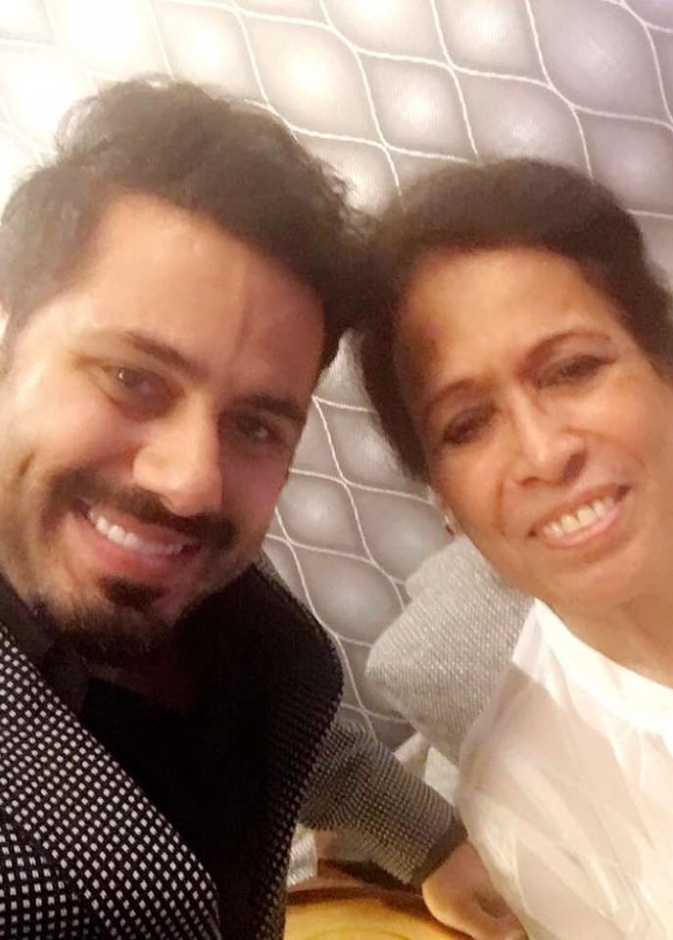 سيلفي عبدالله بوشهري مع حياة الفهد خلال تكريمه في الكويت بالأمس