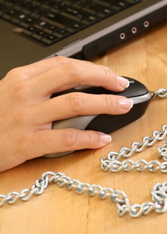هل وصل استخدام الإنترنت لدى السعوديين حد الإدمان؟