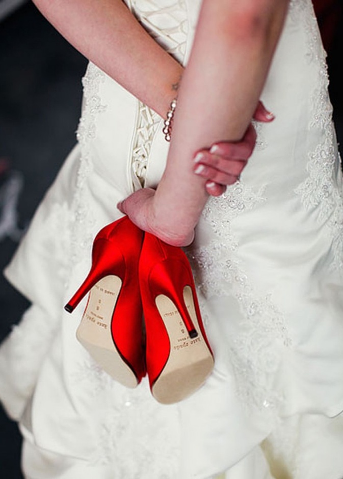 لاطلالة متميزة اختاري الحذاء الأحمر مع فستان الزفاف