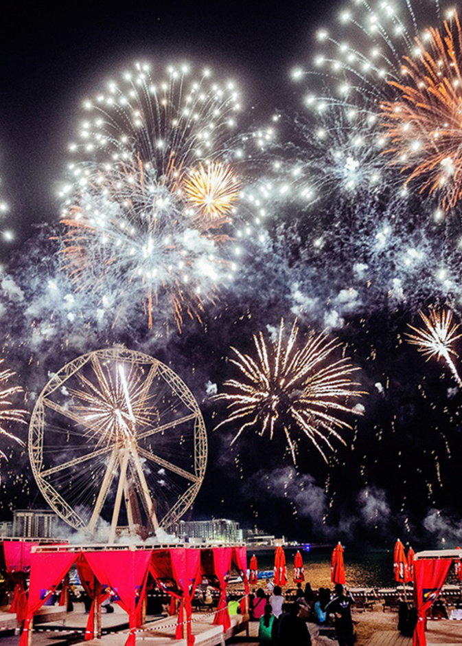 الألعاب النارية والرقصات التراثية في احتفالات "ذا بييتش" في اليوم الوطني للإمارات