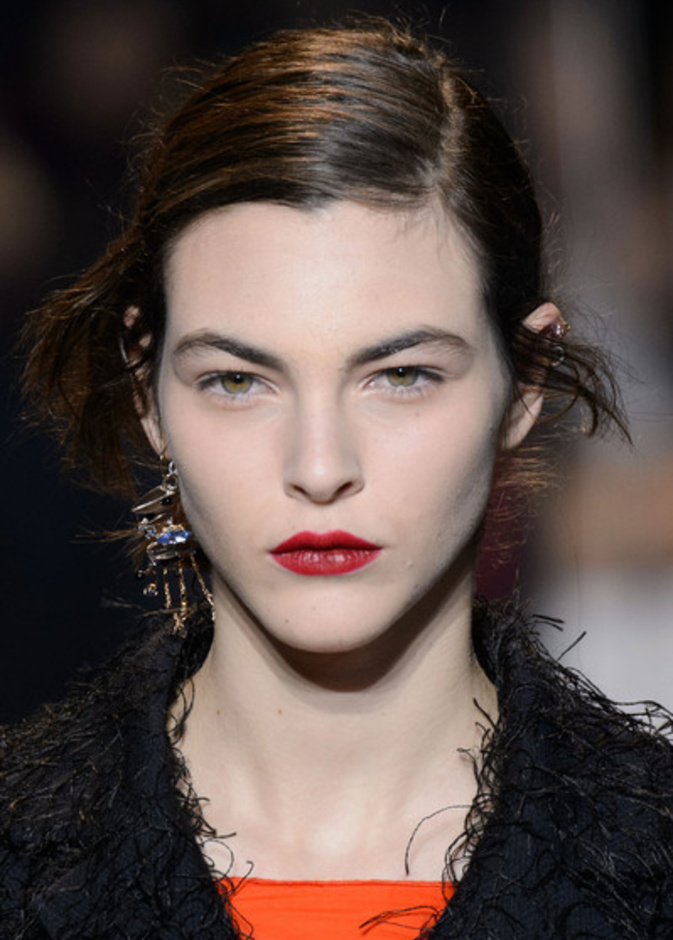 عفوية الشعر الجانبي مع الحمرة البارزة