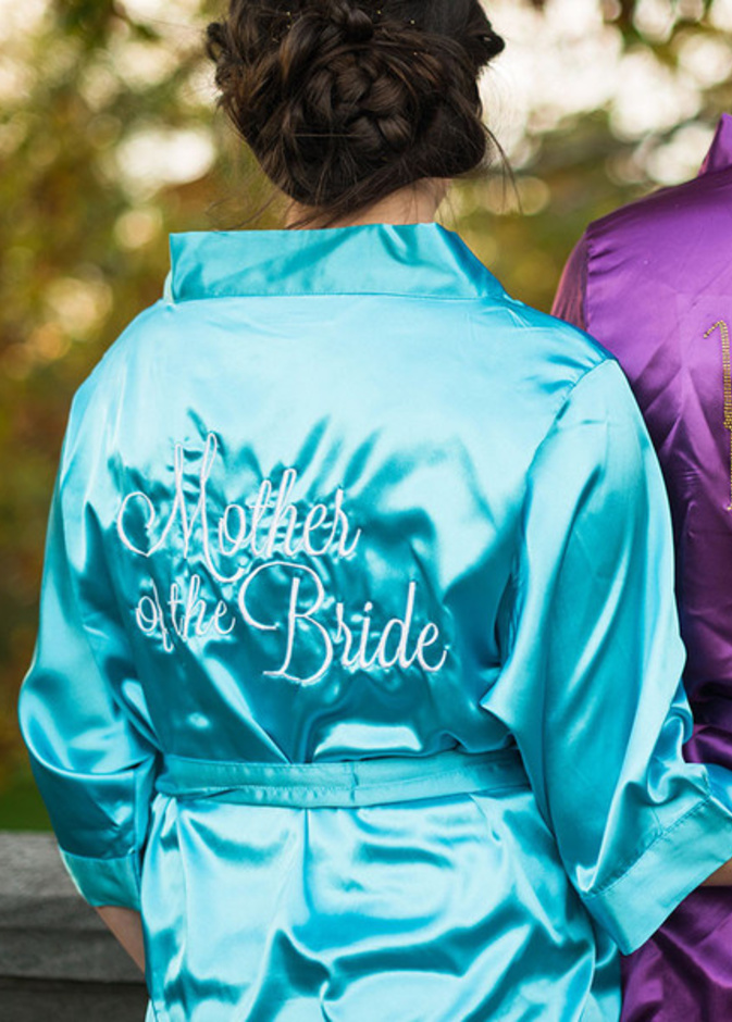 روب خاص يحمل اسم والدة العروس