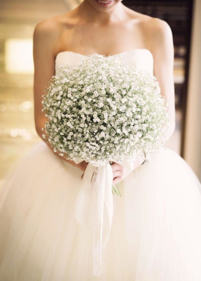 جمال باقة الجيبسوفيلا في يد العروس