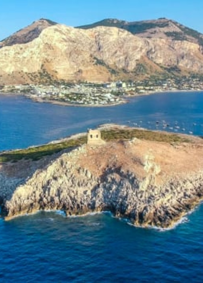 جزيرة إيطالية للبيع بمليون يورو فقط!