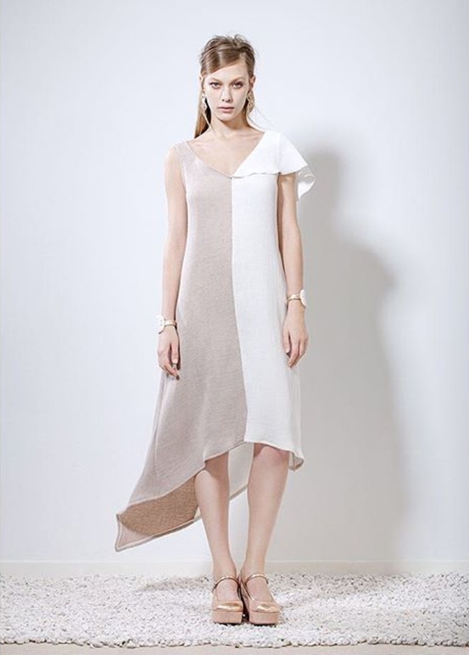 فستان مونوكرومي بقصة جميلة وانيقة