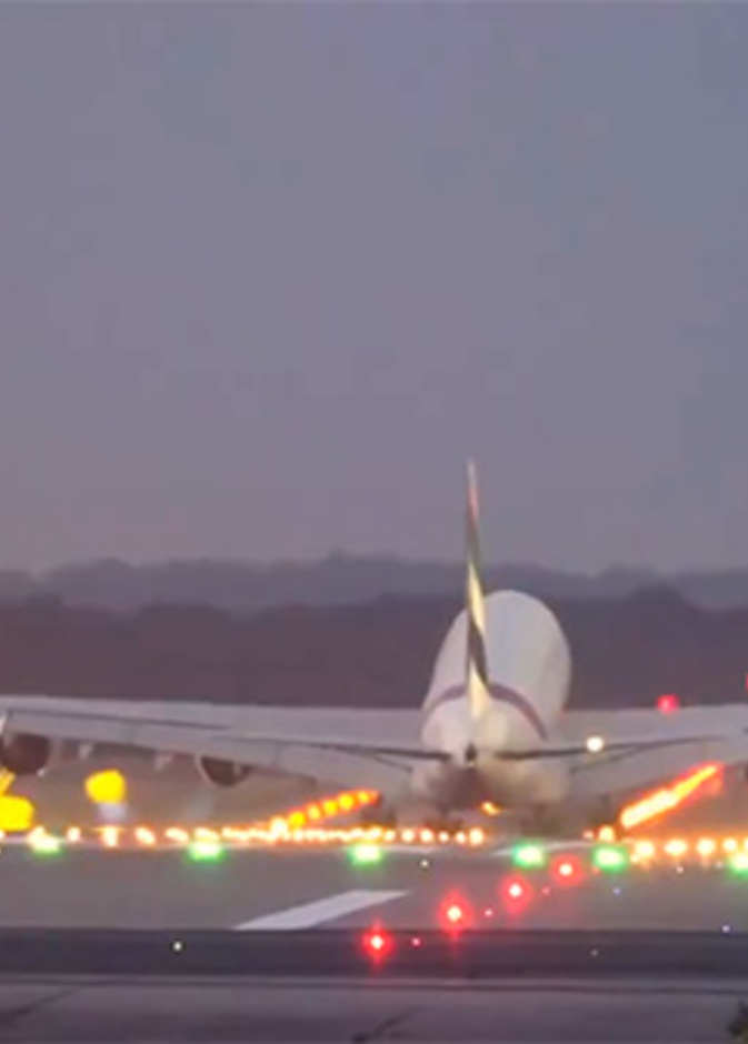 "امسكني إذا استطعت" .. رد طيران الإمارات على السيارة التي تلاحقها!