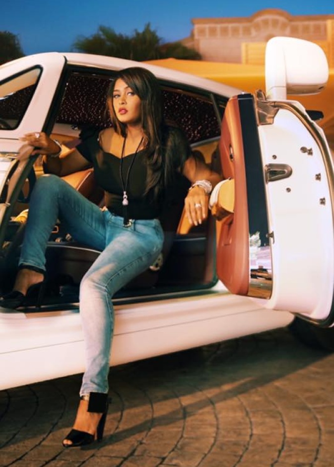 الفنانة وعد داخل سيارتها