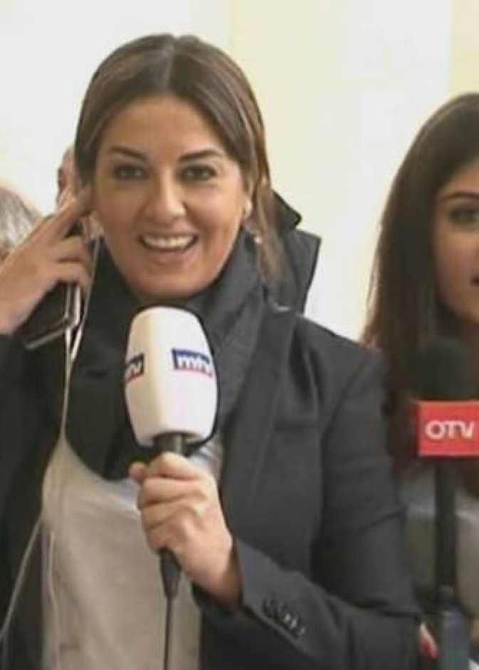 بالفيديو.. مذيعة الـOtv تطيح بمذيعة الـmtv بـ "دفشة"