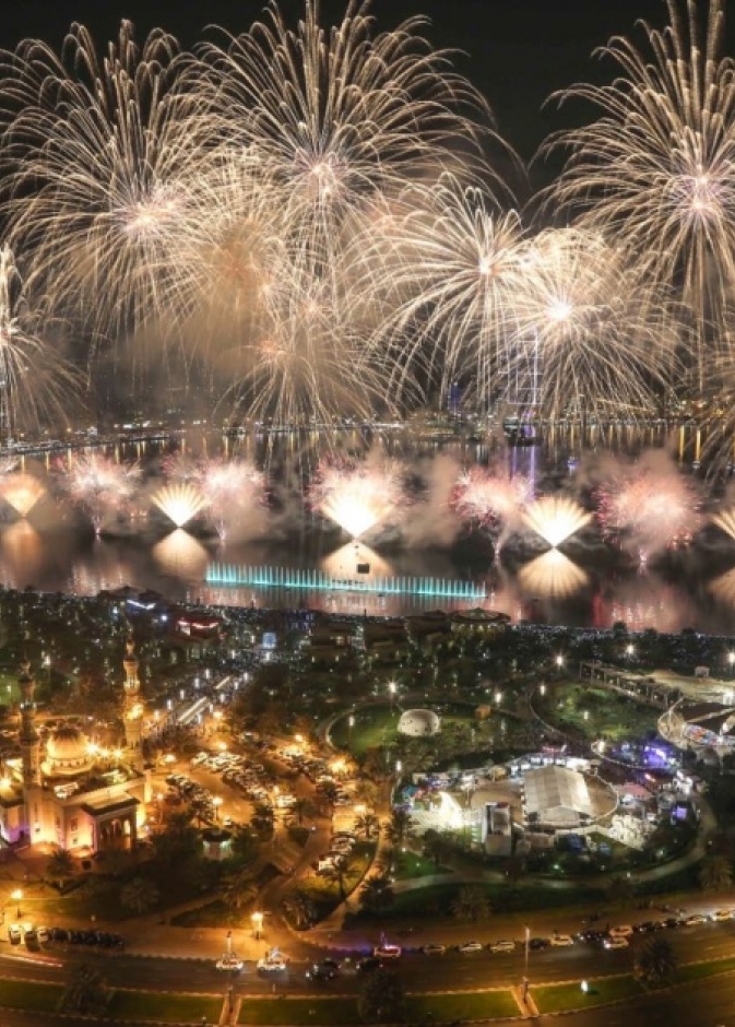 أضخم عرض للألعاب النارية لاستقبال العام الجديد في واجهة المجاز المائية بالشارقة