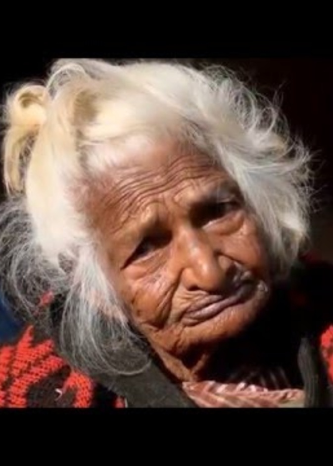 بالفيديو: معمّرة نيبالية تكشف سراً غريباً لطول عمرها!!