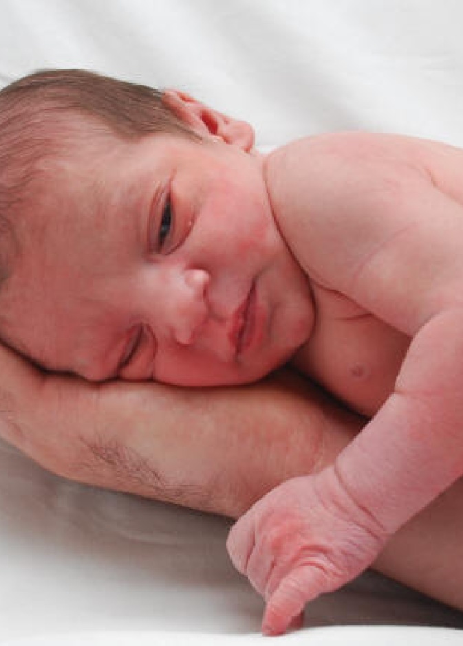 أم تقتل طفلتها خنقاً بعد ساعة من ولادتها!