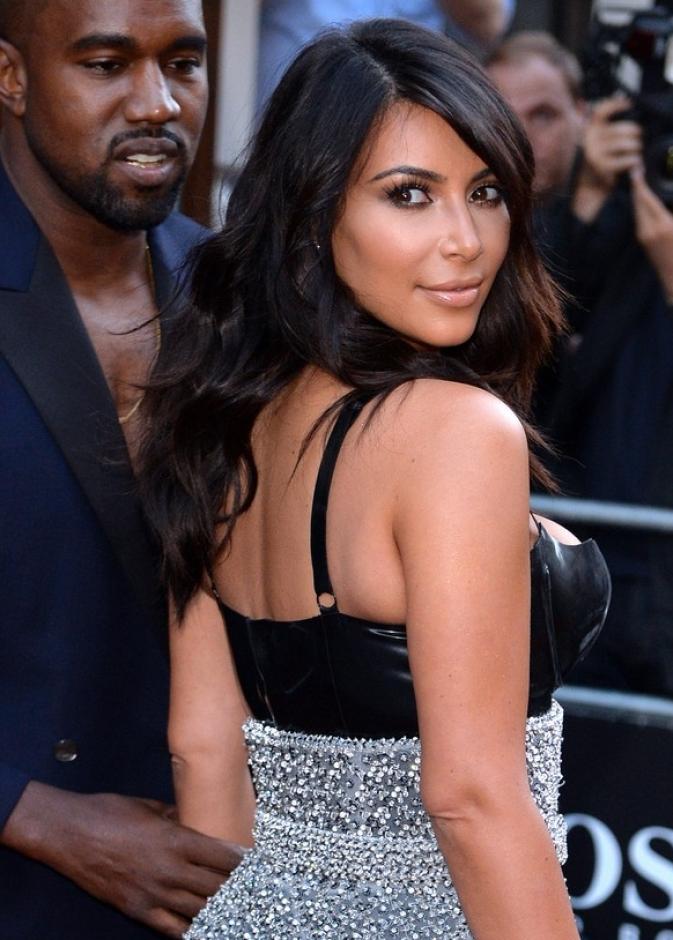 كيم كارداشيان تدافع عن تغريدات زوجها المثيرة للجدل