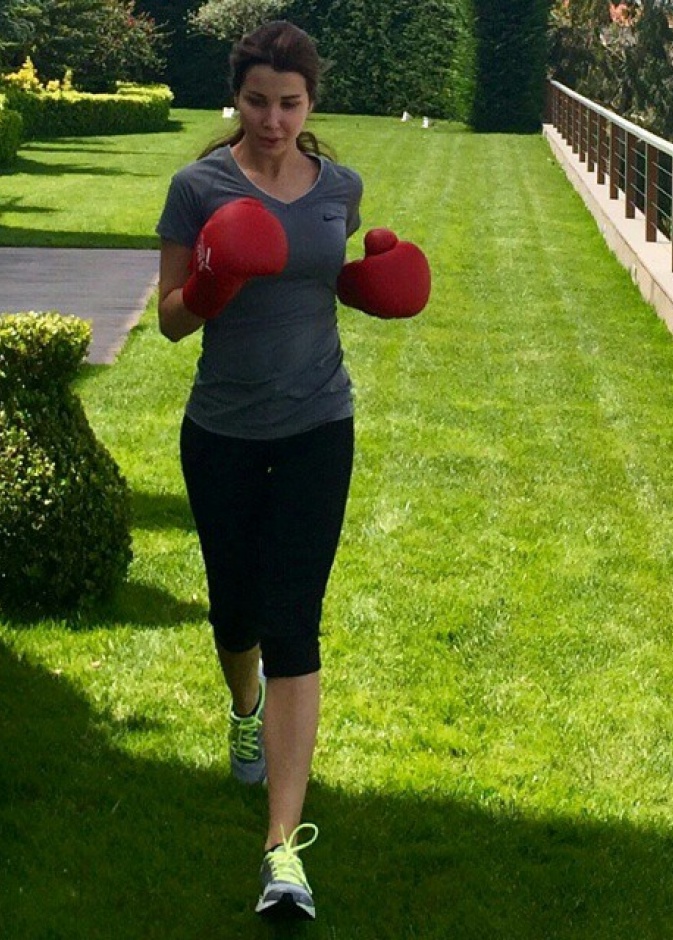 النجمة نانسي عجرم تمارس رياضة الملاكمة