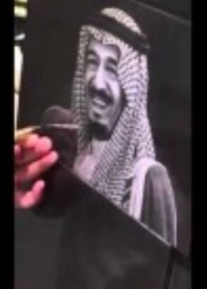صورة الملك سلمان على لوح الرخام