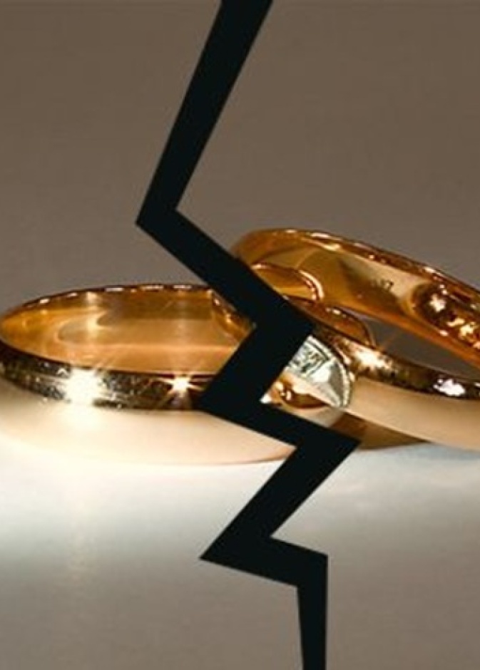 امراة تطلب الخلع من الزوج بسبب وسامته!