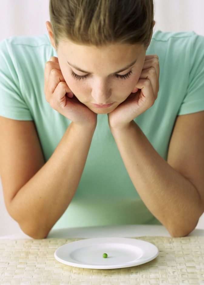 التجويع يدفع الى التهام كميات كبيرة من الطعام لاحقا والى زيادة الوزن بدلا من انقاصه