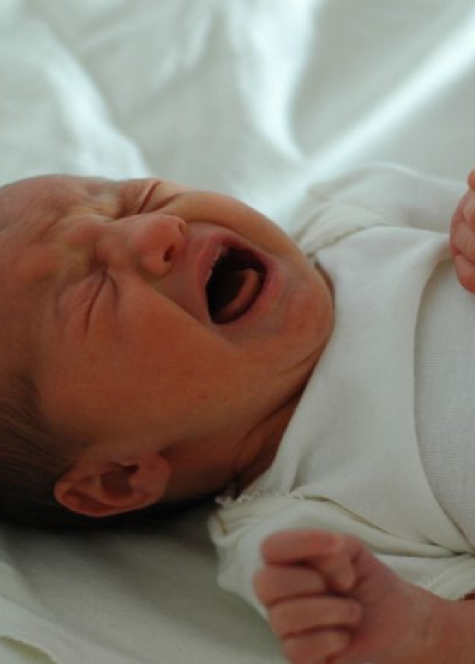 رضيع ينبض قلبه في مغسلة الاموات