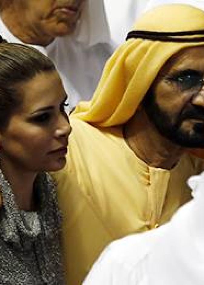 الشيخ محمد بن راشد آل مكتوم في لحظة رومانسية مع زوجته الأميرة هيا بنت الحسين خلال كأس دبي العالمي بالأمس
