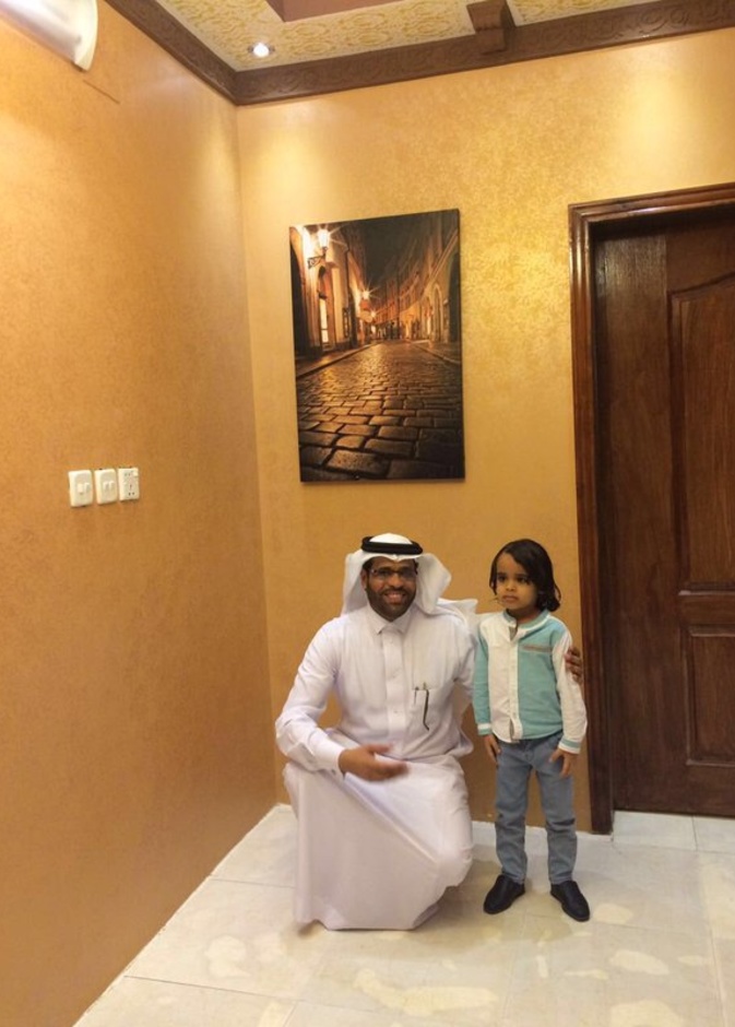 الطفل مع وفد الشؤون الاجتماعية 