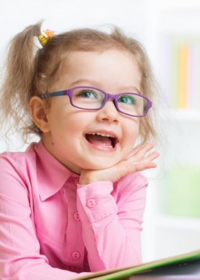 10 علامات تؤكد ضعف بصر طفلك .. انتبهي لها جيدا