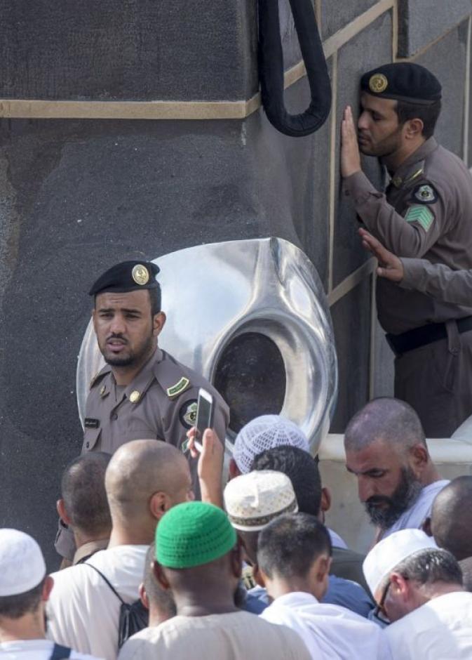 لغات متعددة يتقنها رجال الامن للتواصل مع زوار بيت الله