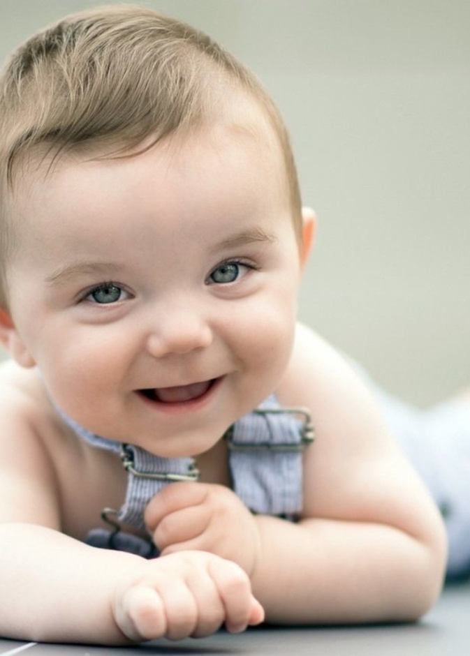 فيديو/ طفل يقلد والده في صالة رياضية