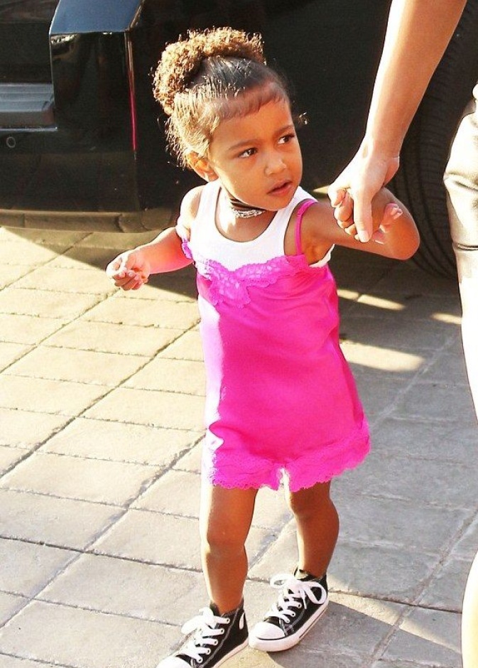 يبدو أن كيم كردشيان قد نقلت موضة ارتداء ملابس النوم لابنتها نورث ويست .. !