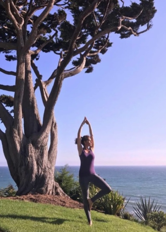 سيندي كروفورد تمارس اليوغا أمام البحر في ماليبو 