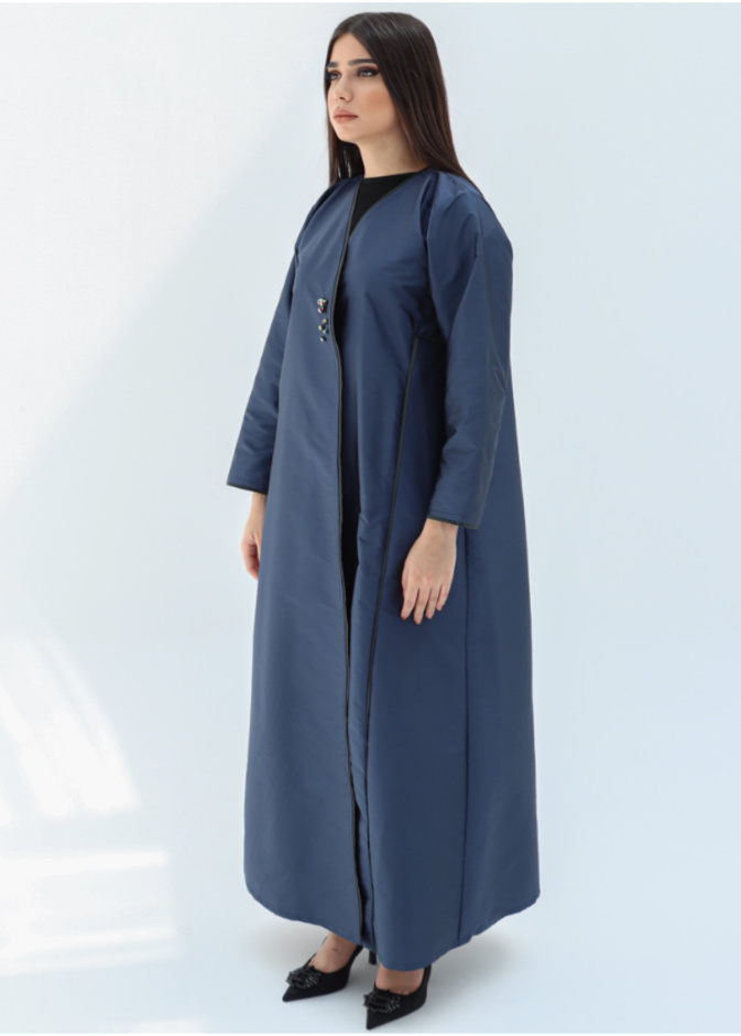 الحرير الهندي بتصميم عصري وملفت للعباية الكحليّة من Asmalmarri