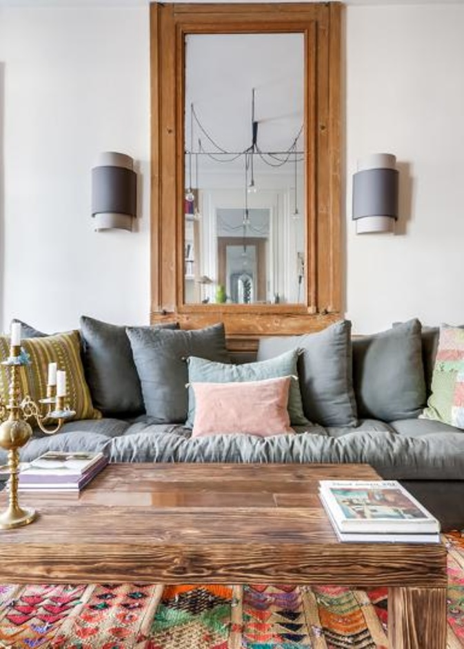 حضور قوي للخشب في غرفة المعيشة