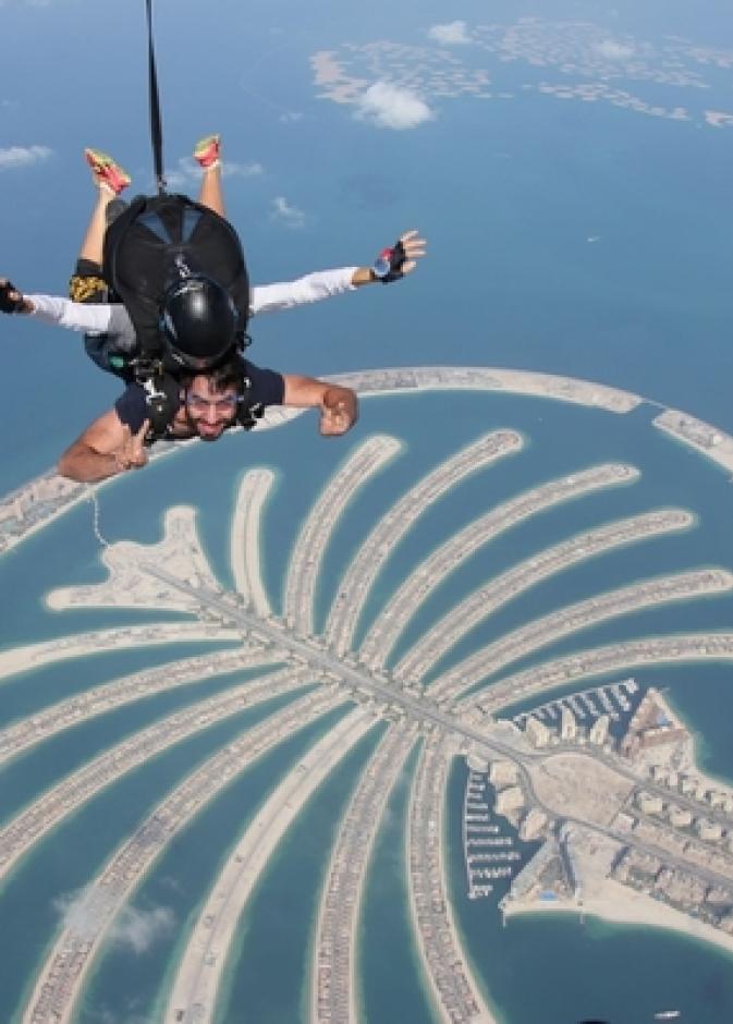 سماء الإمارات تجذب المظليين السعوديين 